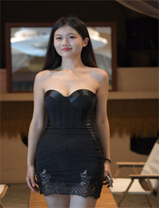 《两男插一女群交视频》